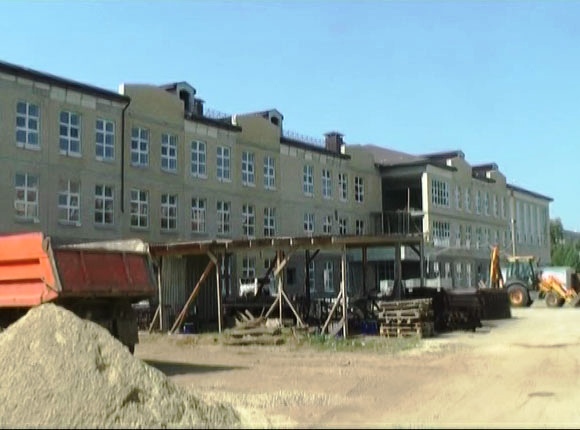 Строительство нового корпуса начальной школы.